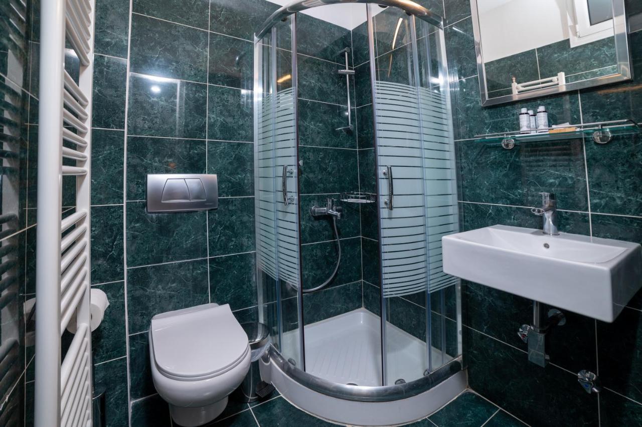 Brettania Hotel Янина Екстериор снимка