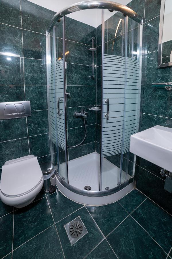 Brettania Hotel Янина Екстериор снимка